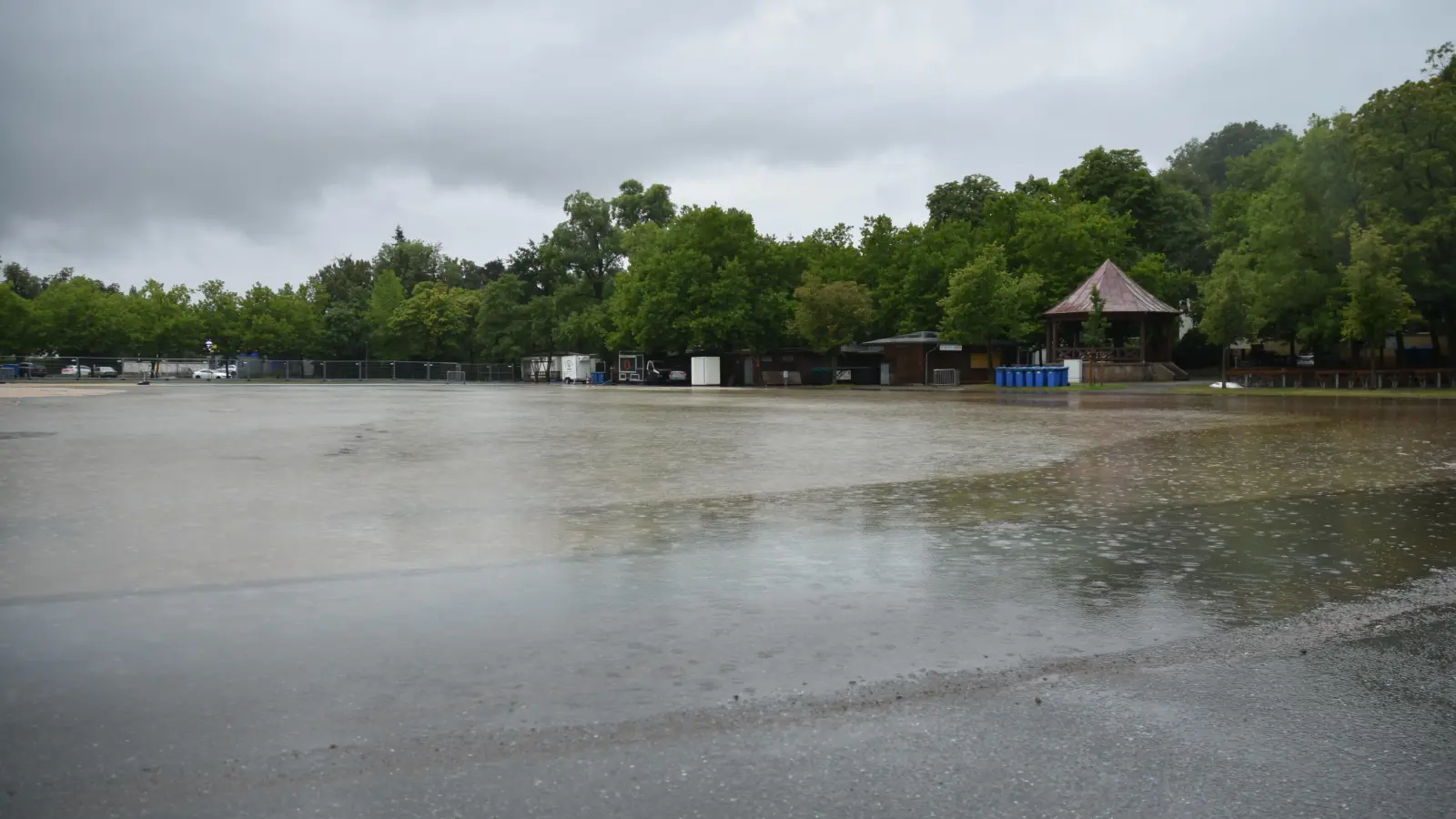 Der Festplatz in Neustadt/Aisch war am Donnerstagnachmittag komplett geflutet. (Foto: Anita Dlugoß)