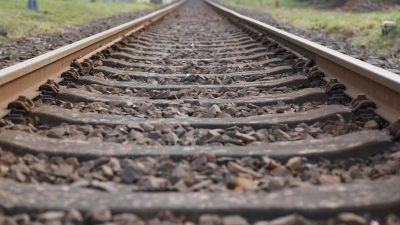 Ein Jugendlicher wollte mit einem Traktorgespann am Bahnübergang die Gleise überqueren, als plötzlich ein Zug kam. (Symbolbild: Marcus Brandt/dpa)