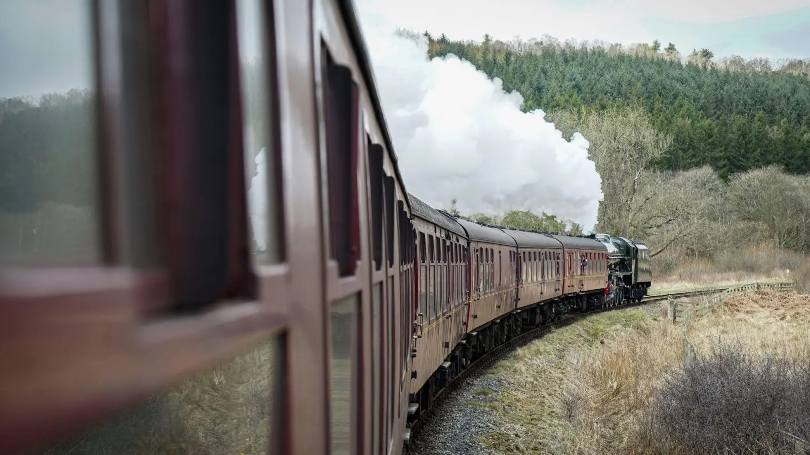 Eisenbahnkultur im Mutterland der Schiene: Die North Yorkshire Moors Railway, eine Museumsbahn, dampft durch den gleichnamigen Nationalpark. (Foto: Stefan Weißenborn/dpa-tmn)