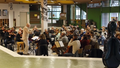 Der Dirigent Andreas Weiss probt mit dem Ansbacher Kammerorchester in der Aula des Theresien-Gymnasiums Ansbach. (Foto: Thomas Wirth)
