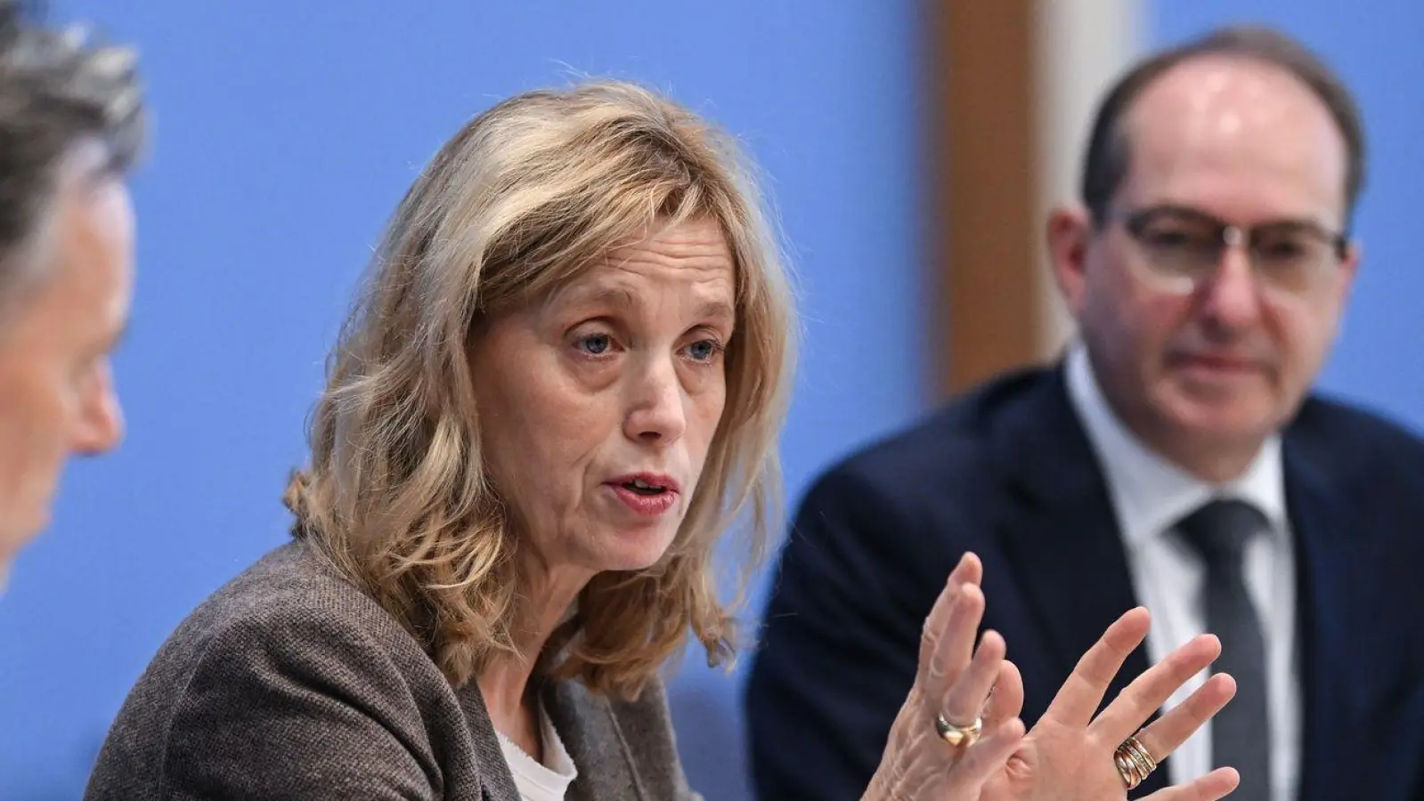 Bei Delikten wie Vergewaltigung oder verbaler sexueller Belästigung deuten frühere Studien auf ein großes Dunkelfeld hin. (Archivfoto) (Foto: Britta Pedersen/dpa)