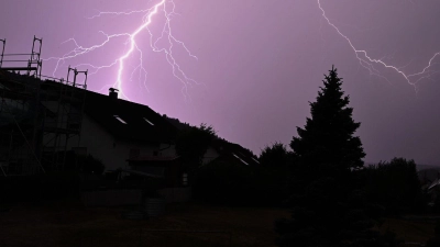 Das Tief, das die Unwettergefahr brachte, zieht am Samstag weiter.  (Foto: Silas Stein/dpa)