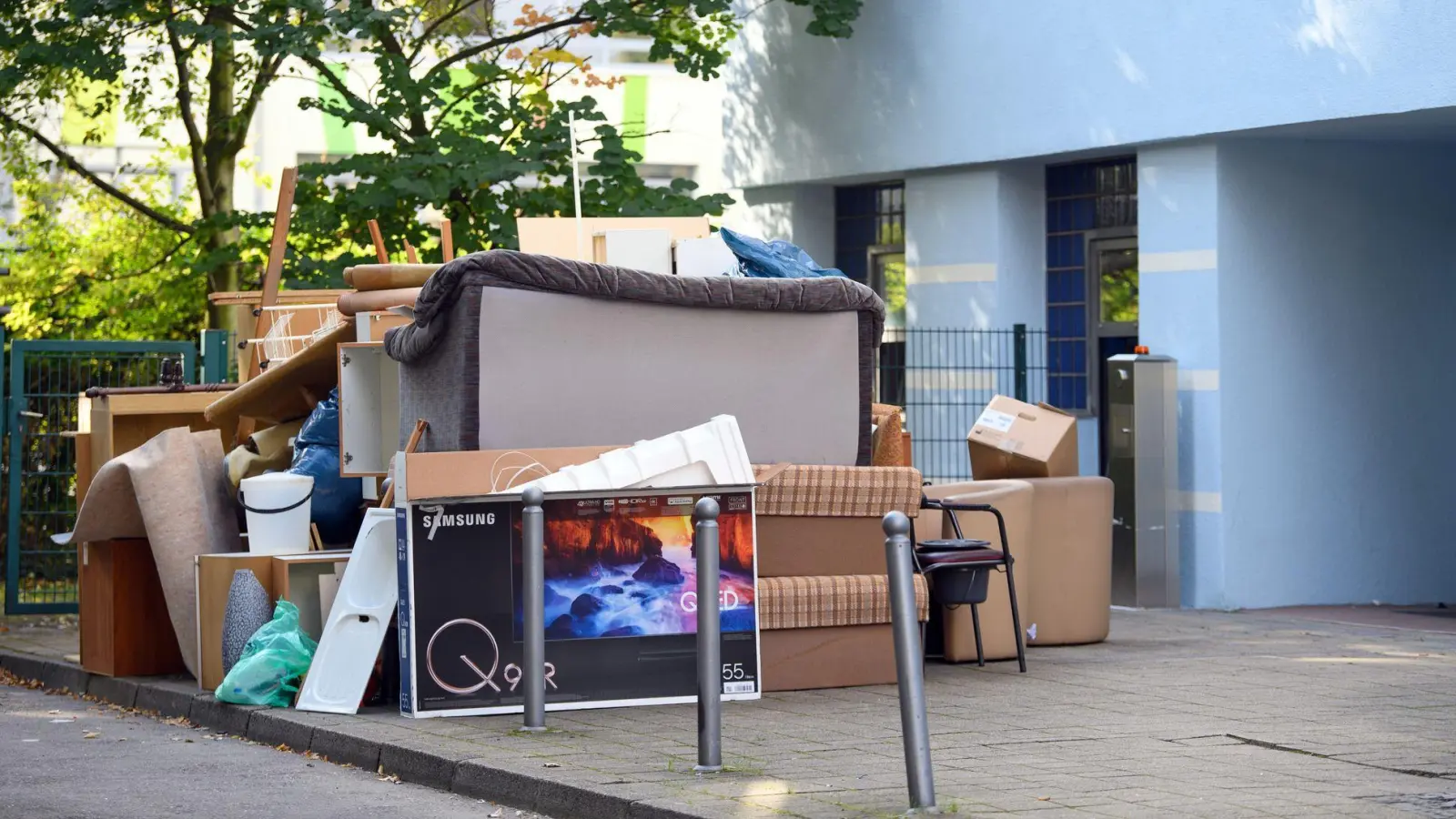 Einst Lieblingsplatz einer geliebten Person, jetzt Sperrmüll? Einen Haushalt nach einem Todesfall aufzulösen, ist für viele Angehörige eine emotionale Herausforderung.  (Foto: Soeren Stache/dpa-Zentralbild/dpa-tmn)