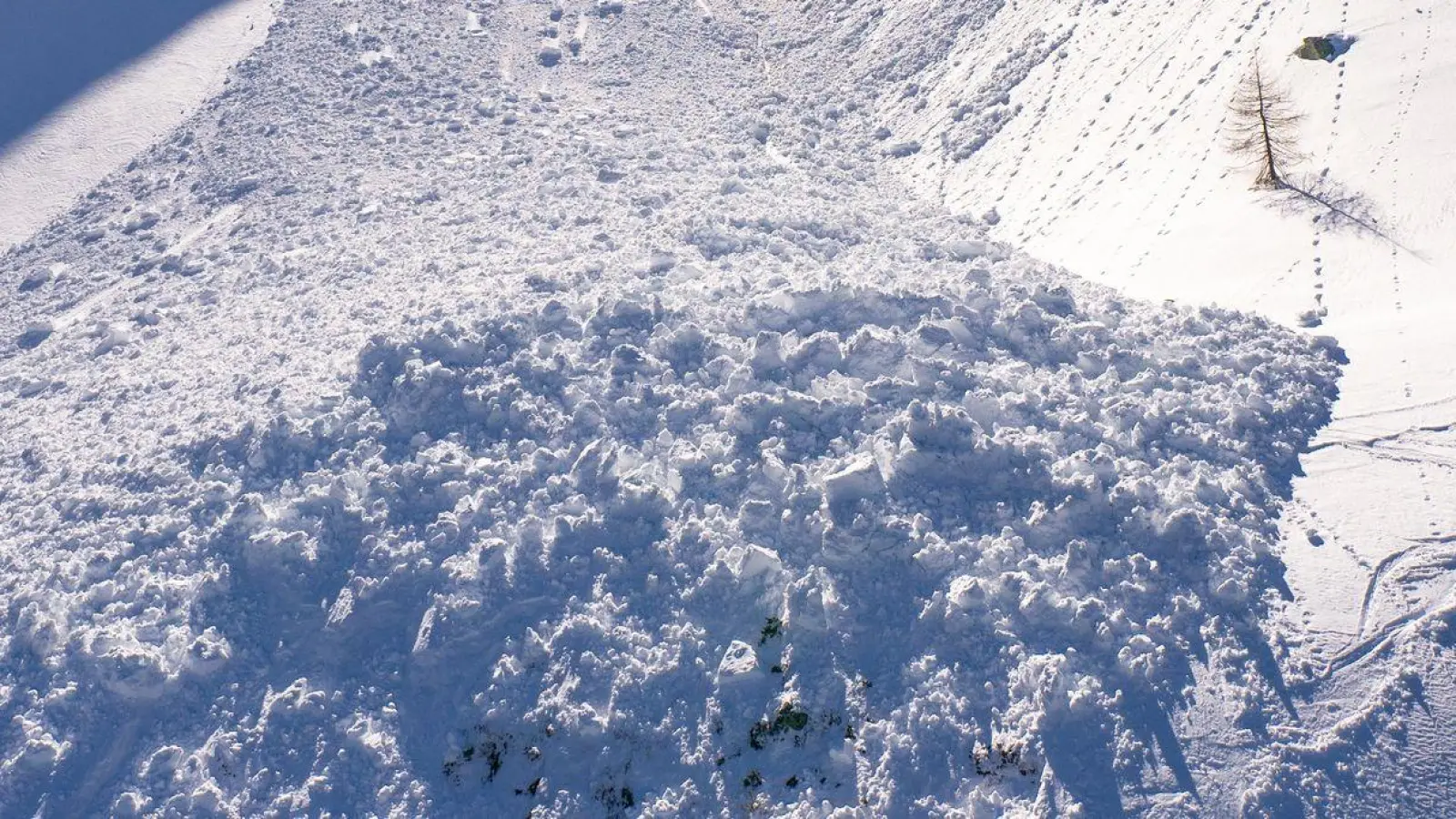 Lawinenabgang in der Schweiz. Das Schweizer Institut für Schnee- und Lawinenforschung hat in einem mehrjährigen Forschungsprojekt die Eignung maschinell trainierter Algorithmen für die Lawinenvorhersage untersucht. (Foto: Maxime Schmid/Keystone/dpa)