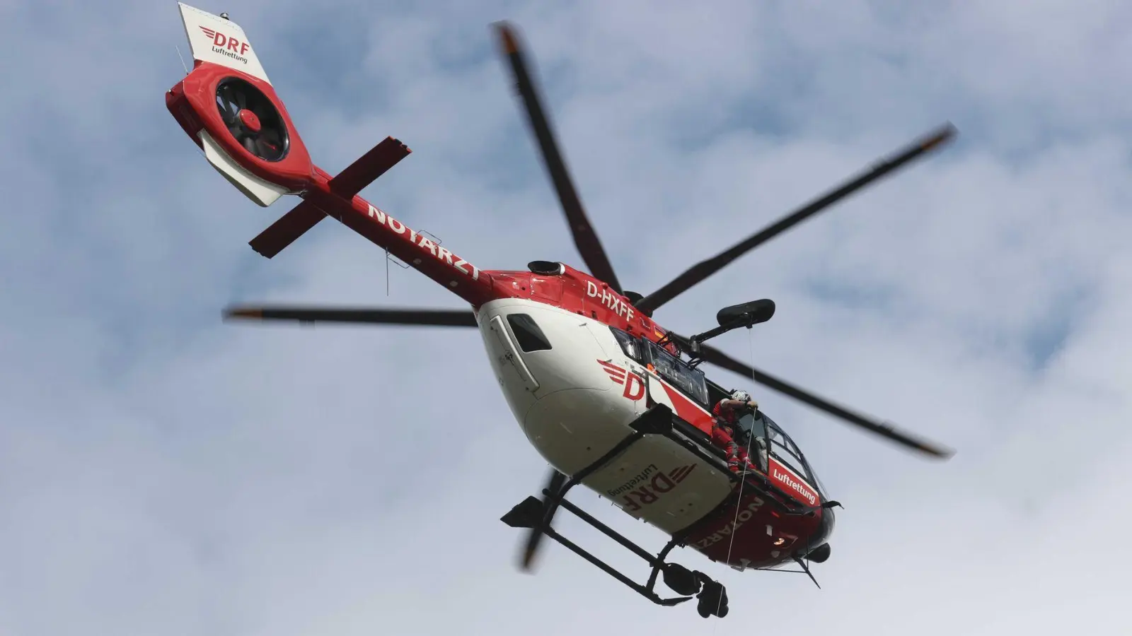 Die drei Schwerverletzten wurden mit Hubschraubern in Krankenhäuser gebracht. (Symbolbild) (Foto: Bodo Schackow/dpa)