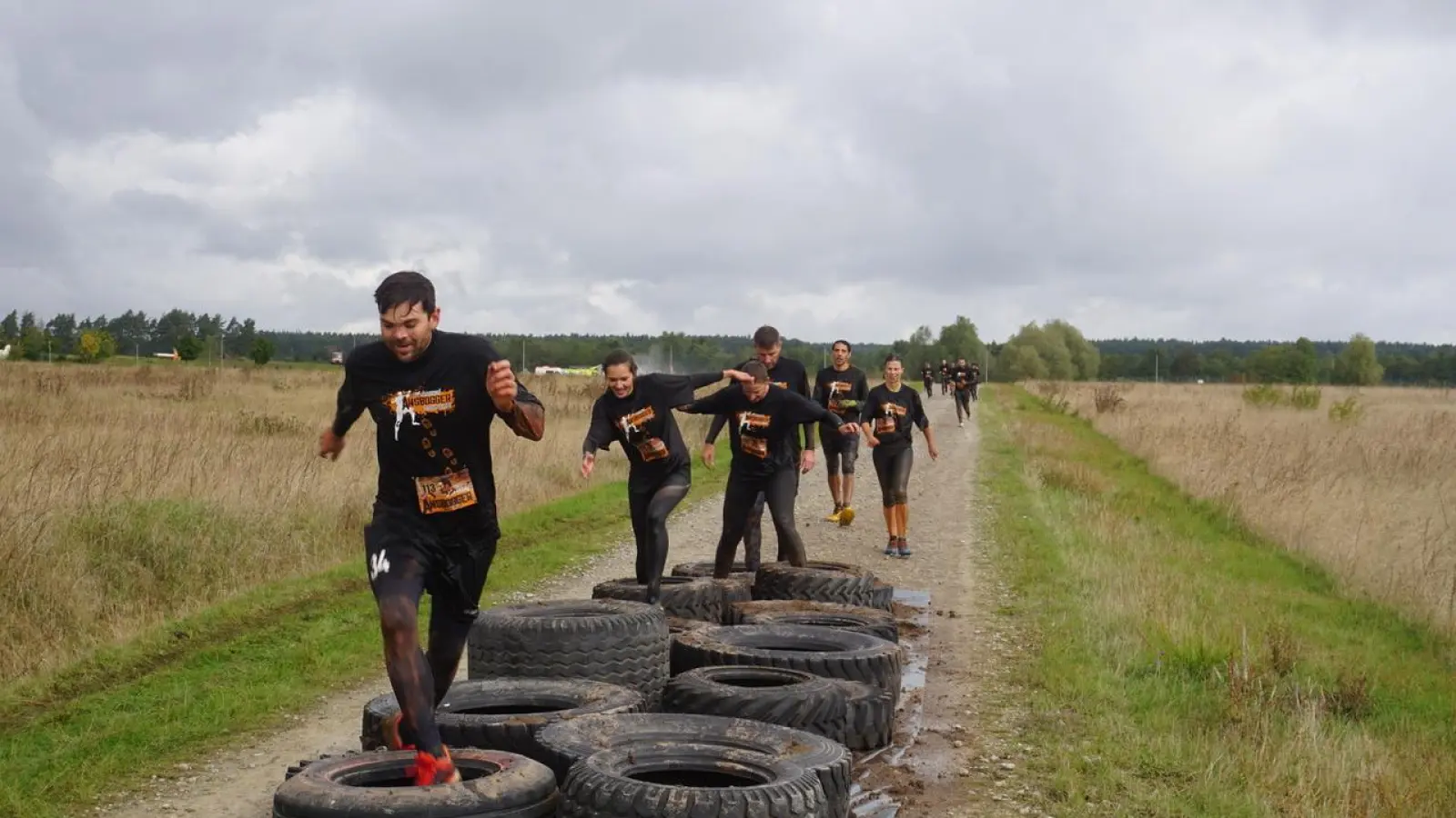 Ganz schön dreckig werden die Teilnehmenden des Ansbogger Mud Runs auf dem Parcours in der Shipton-Kaserne, während sie die Hindernisse überqueren. (Foto: Paul Wiese)