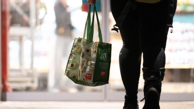 Einkommensschwache Haushalte geben besonders viel für Wohnen und Lebensmittel aus. (Foto: Sebastian Kahnert/dpa)