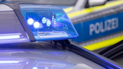 Aus unbekannten Gründen gerät ein Senior unter einen Reifen seines Traktors. (Symbolbild) (Foto: Daniel Karmann/dpa)