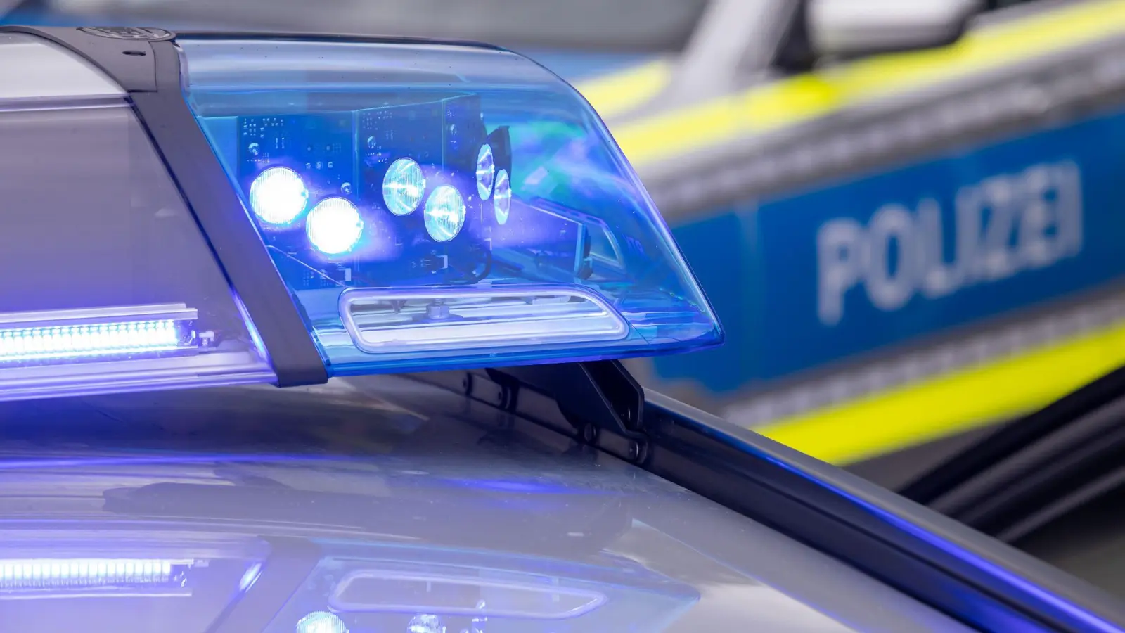 Aus unbekannten Gründen gerät ein Senior unter einen Reifen seines Traktors. (Symbolbild) (Foto: Daniel Karmann/dpa)
