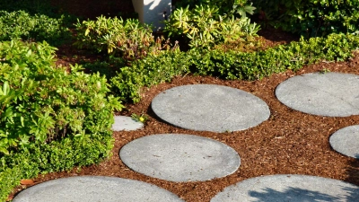 Schön und gut nutzbar: Ein kleiner Fußweg schafft Struktur im Garten und kann auch optisch ein Hingucker sein. (Foto: Pixabay)