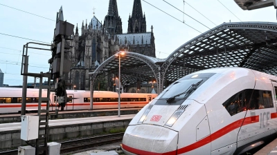 Die meisten Fernverkehrszüge auf deutschen Schienen tragen derzeit die Farben der Deutschen Bahn - doch zwei Konkurrenten wollen dem bundeseigenen Konzern Marktanteile abspenstig machen. (Archivbild) (Foto: Roberto Pfeil/dpa)