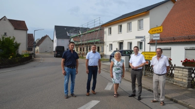 Am Baustellenbeginn an der Ecke Schmiedstraße/Gardestraße informierten Rainer Ganzenmüller, Markus Kriegler, Bürgermeisterin Edith Stumpf, Landrat Dr. Jürgen Ludwig und Planer Willi Heller (von links) über die bevorstehende Sperrung und Baumaßnahmen an der Kreisstraße. (Foto: Peter Tippl)