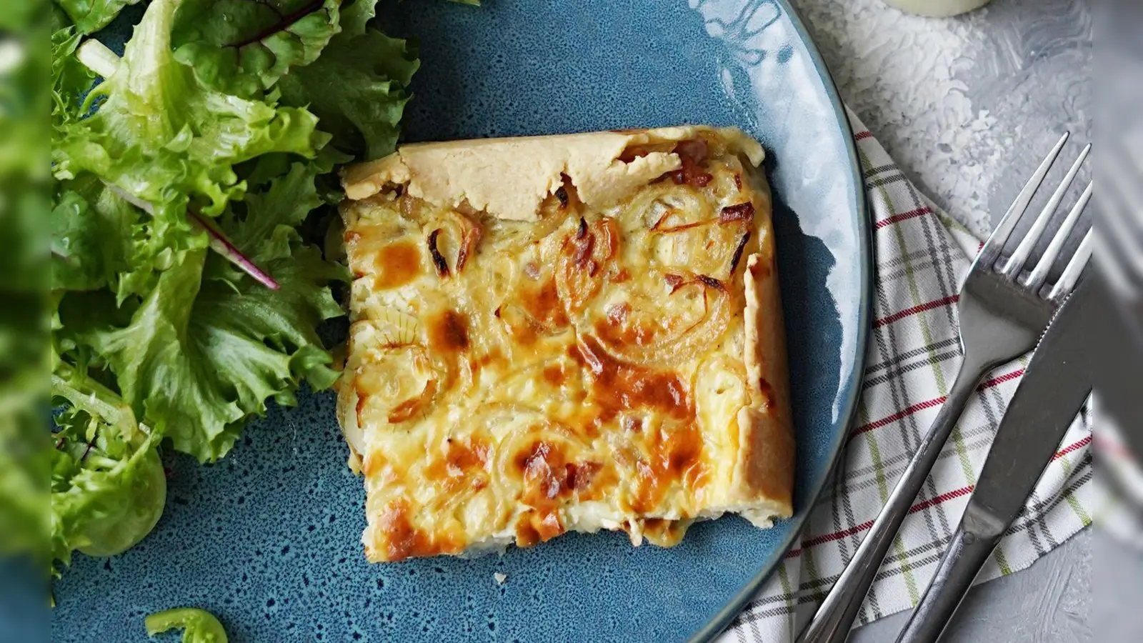 Ein grüner Salat passt wunderbar zum Zwiebelkuchen. (Foto: Mareike Pucka/biskuitwerkstatt.de/dpa-tmn)