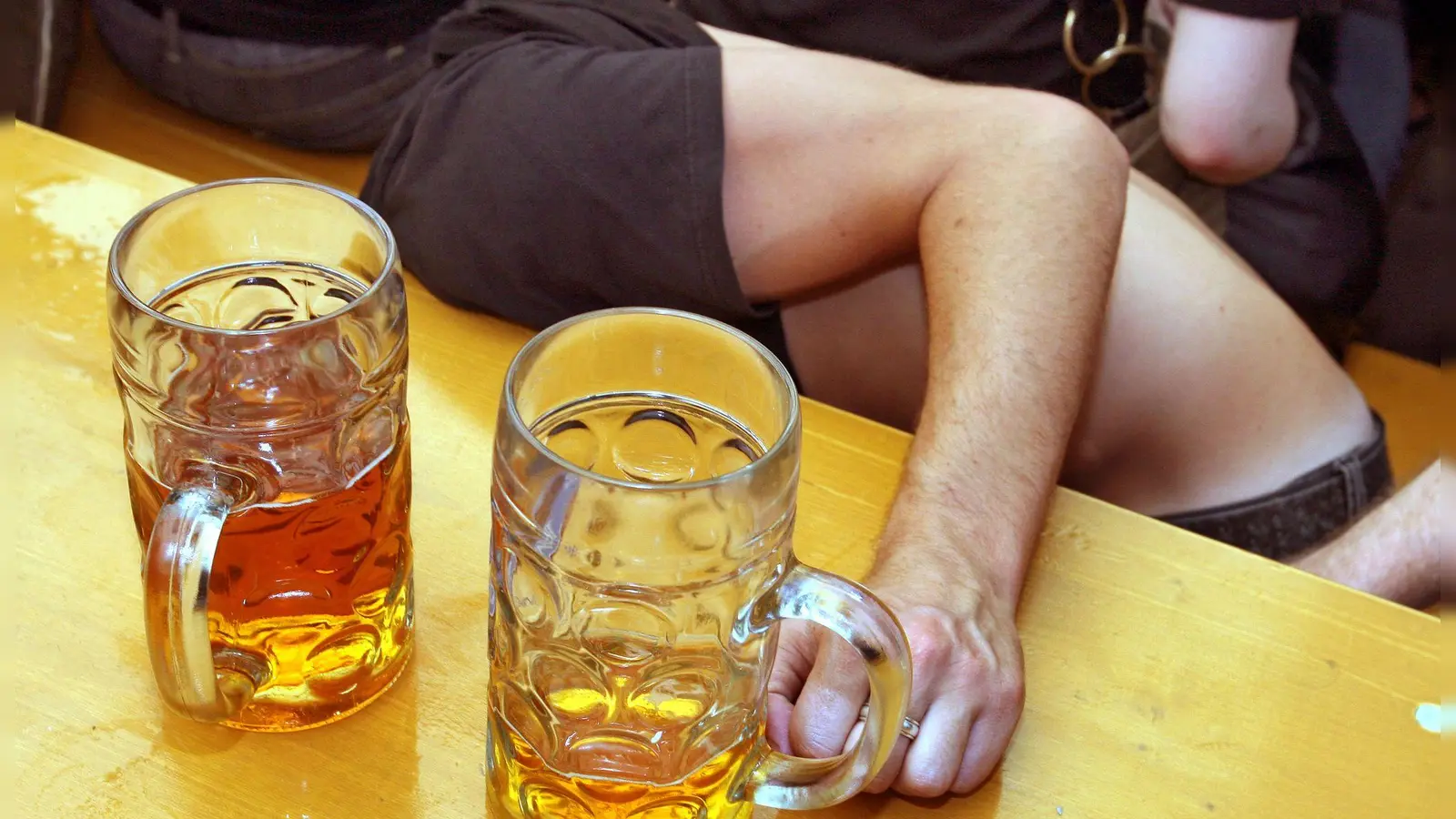 Die Zahl der Kinder und Jugendlichen, die mit Alkoholvergiftung in die Klinik kamen, nimmt weiter ab. (Symbolbild) (Foto: Karl-Josef Hildenbrand/dpa/dpa-tmn)