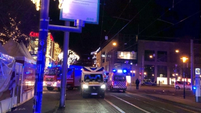 Einsatzkräfte von Rettungsdiensten, Polizei und Feuerwehr sind im Einsatz auf dem Weihnachtsmarkt in Magdeburg. (Foto: Dörthe Hein/dpa-Zentralbild/dpa)