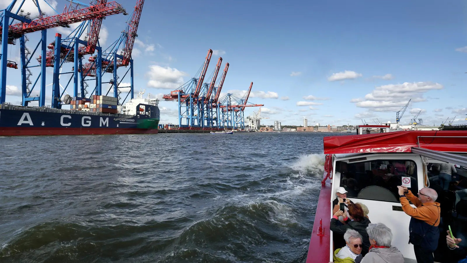 Auf Rundfahrt durch den Hamburger Hafen, Deutschlands größtem Seehafen, vorbei an Containerkränen. (Foto: Thomas Wirth)