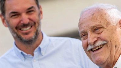 Sie haben gut lachen: Rentner Bruno Schmaus hat dem Münchner Kommissariat eine Festnahme beschert. (Foto: Lennart Preiss/dpa)