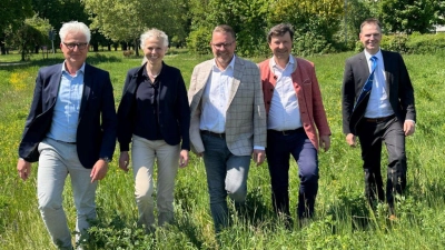 Gruppenbild mit dem Neuen im LGS-Team (von links): Martin Richter-Liebald, Bayerische Landesgartenschau GmbH, Birgit Grübler (LGS-Geschäftsführerin), Rüdiger Eckhardt (neuer LGS-Geschäftsführer), Jürgen Heckel (Bürgermeister und Aufsichtsratsvorsitzender der LGS Bad Windsheim) und Landrat Dr. Christian von Dobschütz. (Foto: Matthias Oberth)