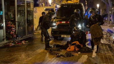 Bei den Protesten in Barcelona gab es etliche Festnahmen.  (Foto: Lorena Sopêna/EUROPA PRESS/dpa)