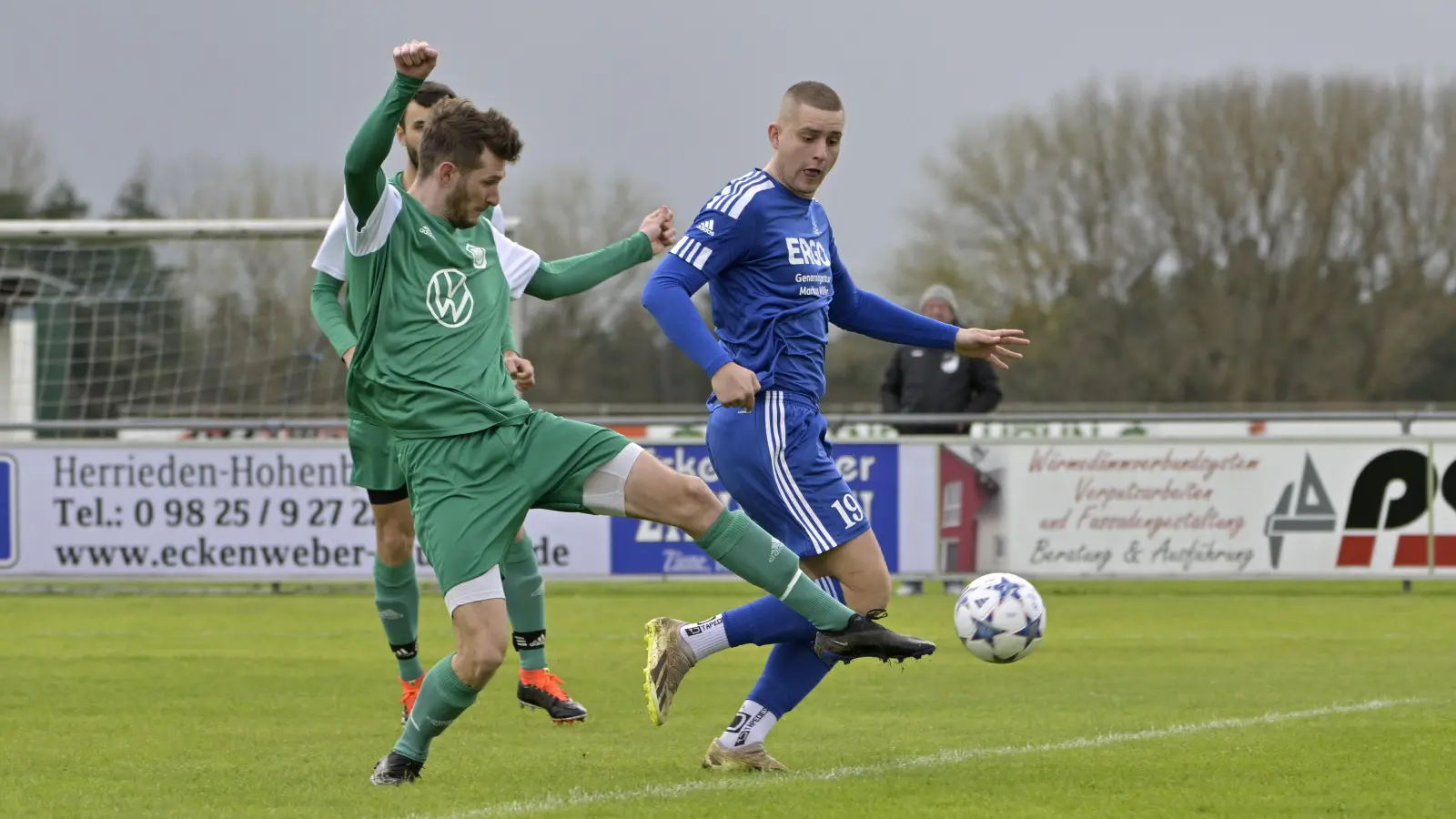 Der Uffenheimer Bernd Bößendörfer (links) erzielt hier per Eigentor das 1:0 für Fortuna Neuses (Jan Zimmermann). (Foto: Martin Rügner)