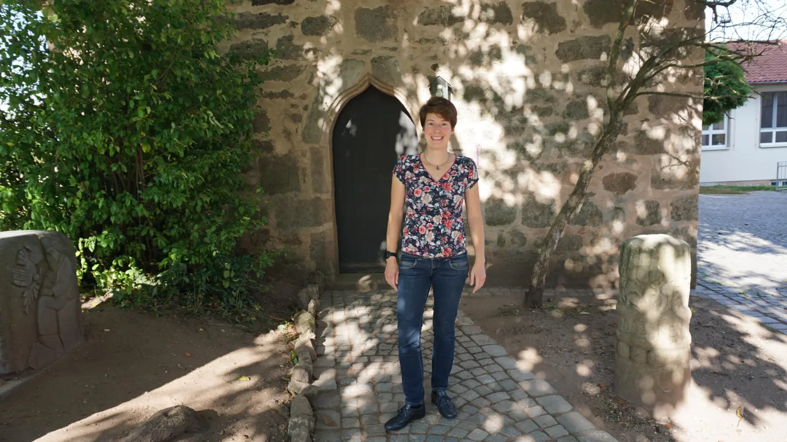 Pfarrerin Friederike Oertelt vor der kleinen Taufkapelle in Großhaslach. Sie ist die Geschäftsführerin des Pfarrverbands. (Foto: Andrea Walke)