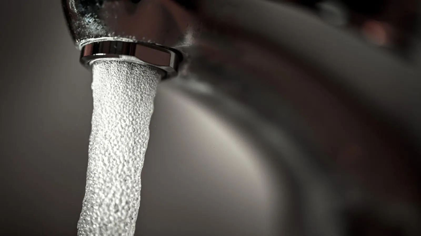 Das Wasser in Walpertskirchen muss vor dem Trinken sowie Zubereiten und Waschen von Lebensmitteln abgekocht werden. (Symbolbild) (Foto: Felix Kästle/dpa)