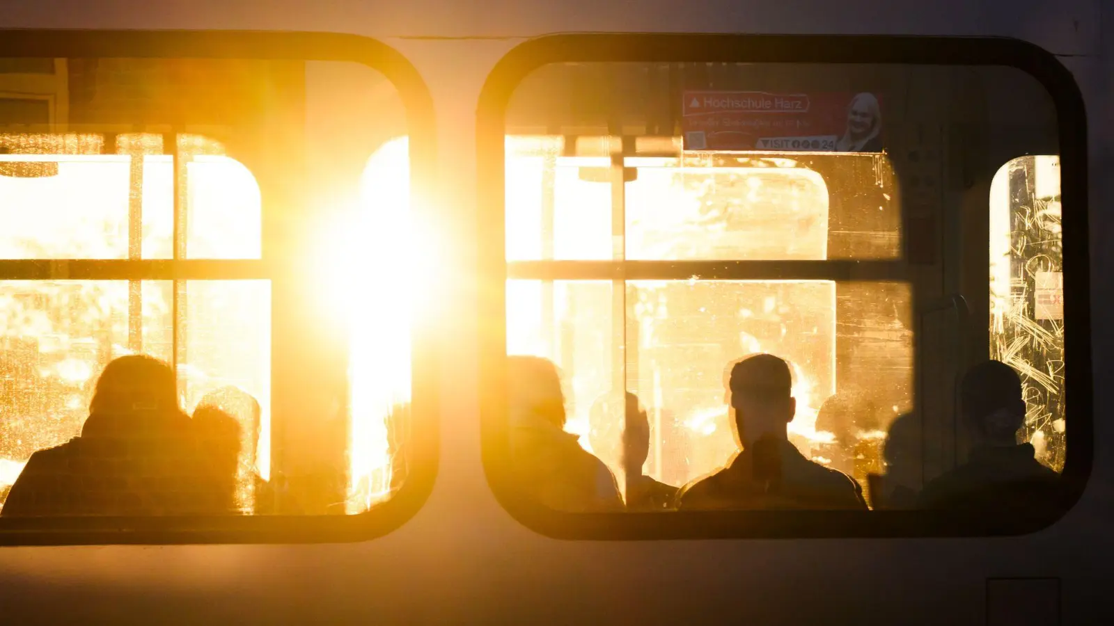 Autogenes Training, lesen oder kreative Tätigkeiten: Pendler können die Zeit in den öffentlichen Verkehrsmitteln sinnvoll nutzen. (Foto: Julian Stratenschulte/dpa/dpa-tmn)