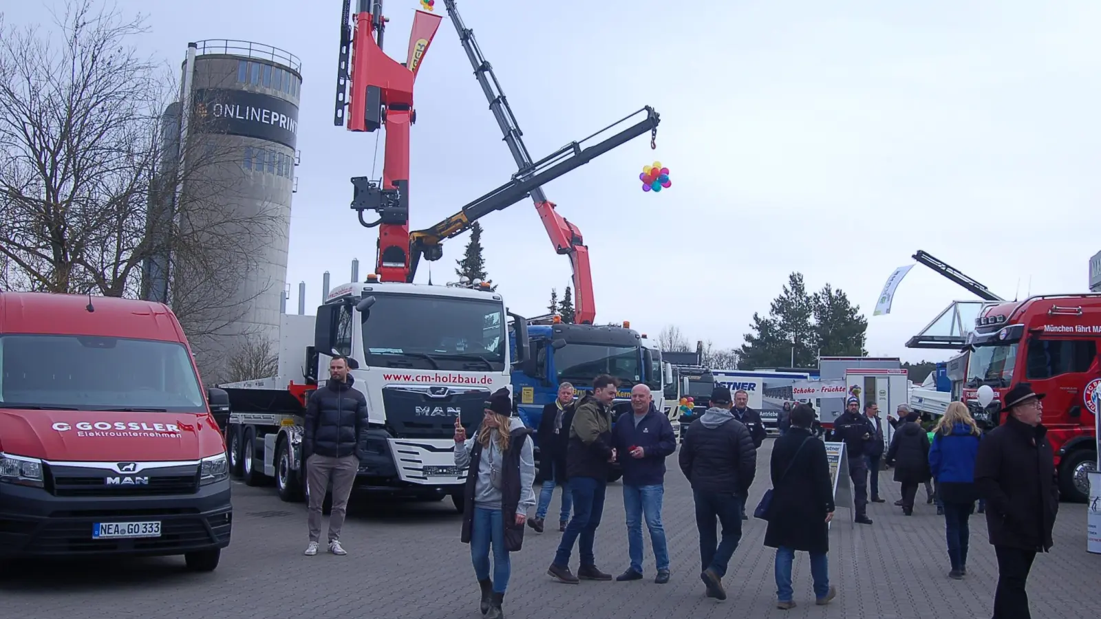 Fahrzeuge und Maschinen: Auch das waren Bestandteile des Neustädter Gewerbetages im Kleinerlbacher Gewerbegebiet. Trotz des meistens eher trüben Wetters waren viele Besucher zur ersten Neustädter Großveranstaltung des Jahres gekommen. (Foto: Christa Frühwald)