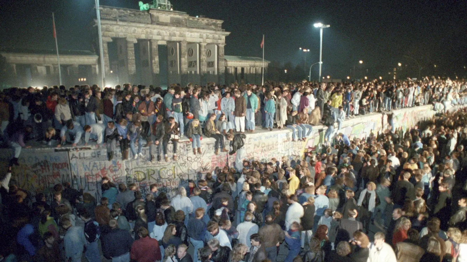 In der Hofer Freiheitshalle erinnert am Tag der Deutschen Einheit ein Konzert an die Teilung und Wiedervereinigung Deutschlands. (Archivbild) (Foto: Peter Kneffel/dpa)