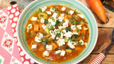 In die griechische Gemüsesuppe kommen nicht nur Würfel aus Zucchini, Karotten und Co., sondern auch eine ordentliche Portion aus Feta-Käse.  (Foto: Bettina Meiselbach/dpa-tmn)