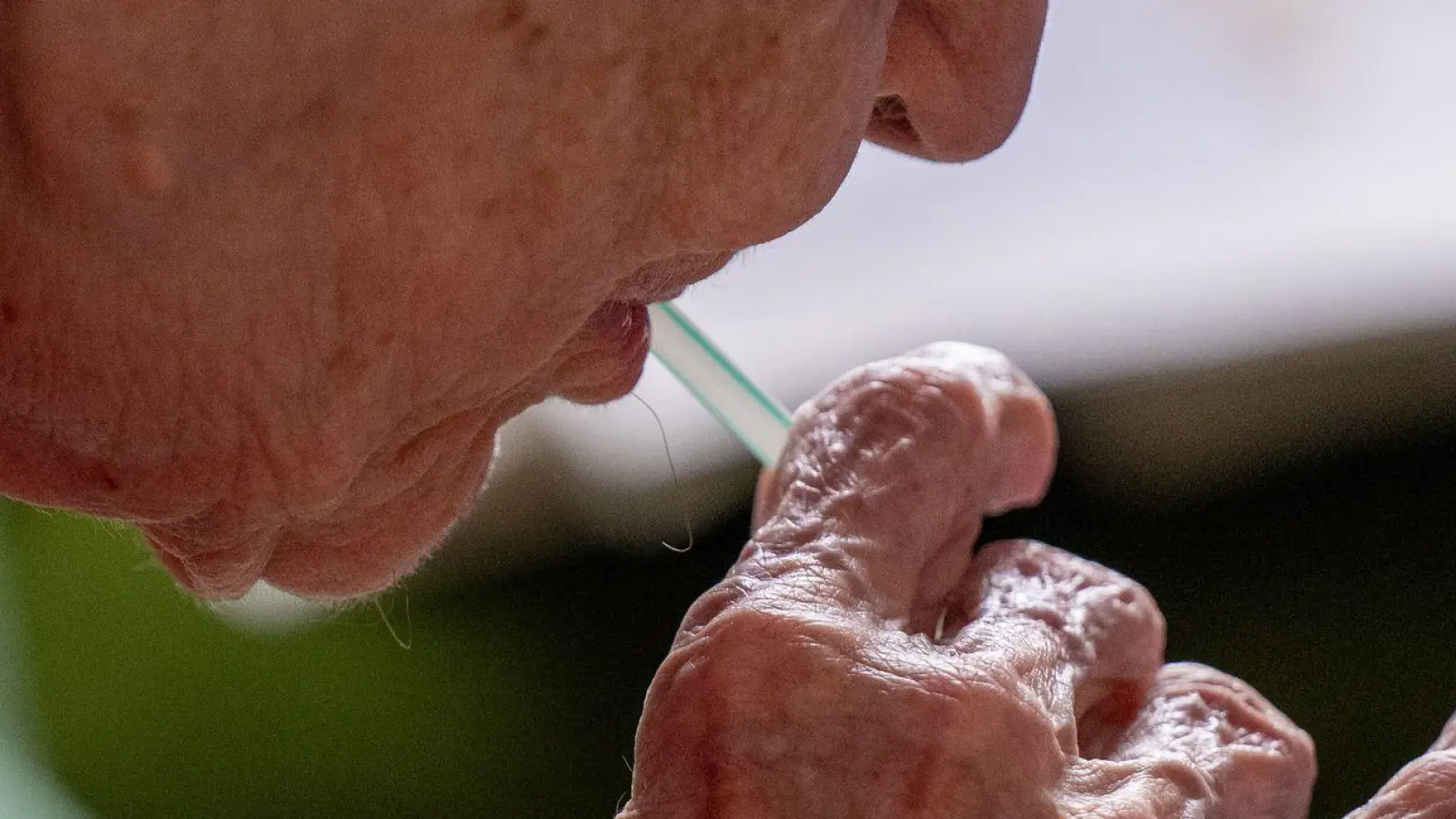 Ältere Menschen und solche mit Vorerkrankungen sind bei extremer Hitze besonders gefährdet. (Foto: Monika Skolimowska/dpa/dpa-tmn)
