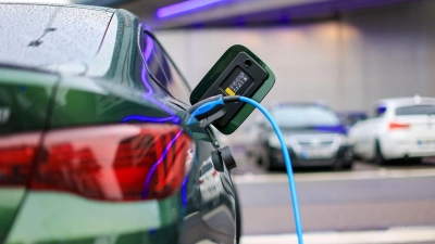 Liegt die tatsächliche Reichweite eines E-Autos deutlich unter der vom Hersteller angegebenen Reichweite, kann dies zum Rücktritt vom Kaufvertrag berechtigen. (Foto: Jan Woitas/dpa/dpa-tmn)