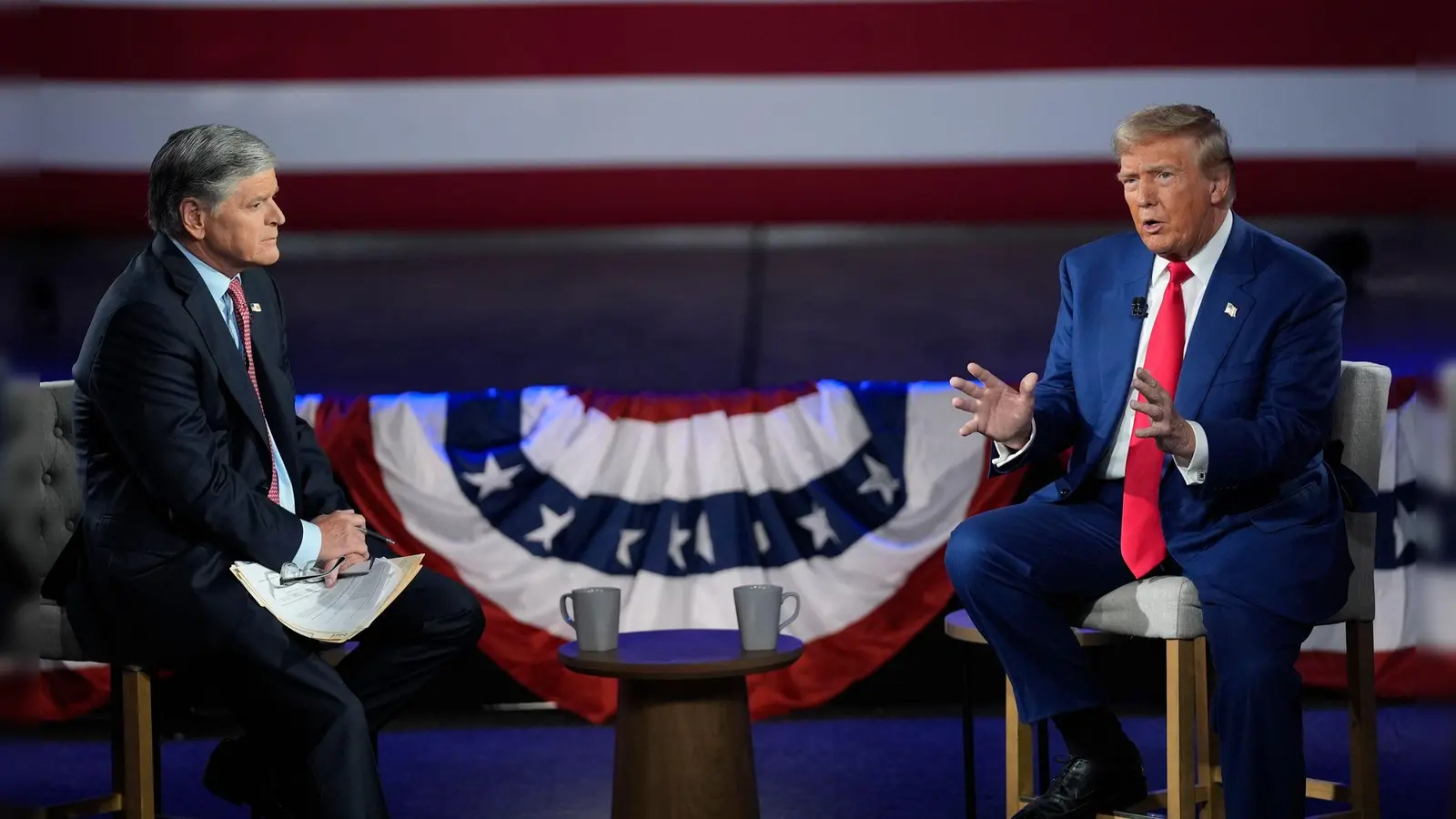 Trump hat Hannity schon öfter Interviews gegeben - auch im Wahlkampf. (Archivbild) (Foto: Evan Vucci/AP)