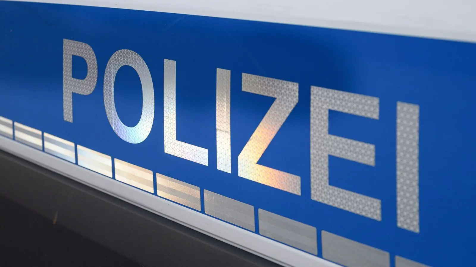 Die Bedrohung einer Frau durch einen Autofahrer mit Schlagstock beendete die Polizei in Bad Windsheim.  (Symbolbild: Daniel Vogl/dpa)