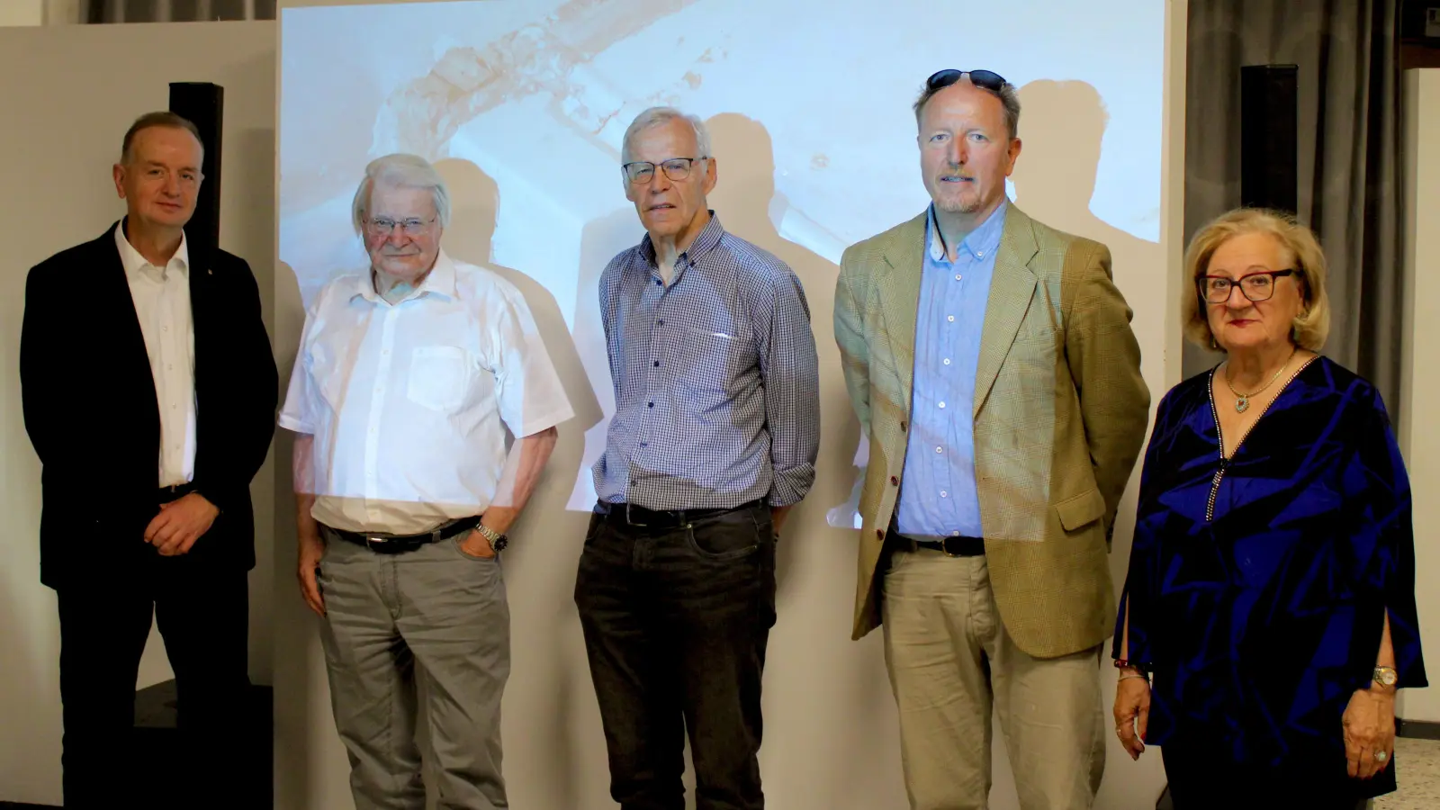 Oberbürgermeister Thomas Deffner (links) und Dr. Christian Schoen (Zweiter von rechts) mit Manfred Noel, Franz Stich und Anni Bergauer (von links) vom Film- und Videoclub Ansbach. (Foto: Constantin Prosch)