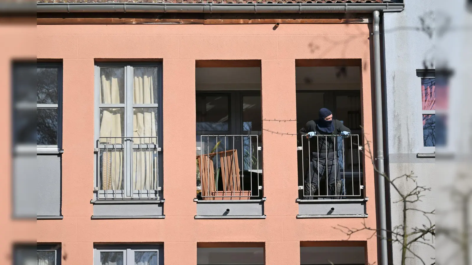 Sprengstoffverdacht im Zusammenhang mit den Ermittlungen wegen eines mutmaßlichen Anschlagsplans: Die Polizei findet einen verdächtigen Gegenstand in einer Wohnung in Potsdam. (Foto: Michael Bahlo/dpa)