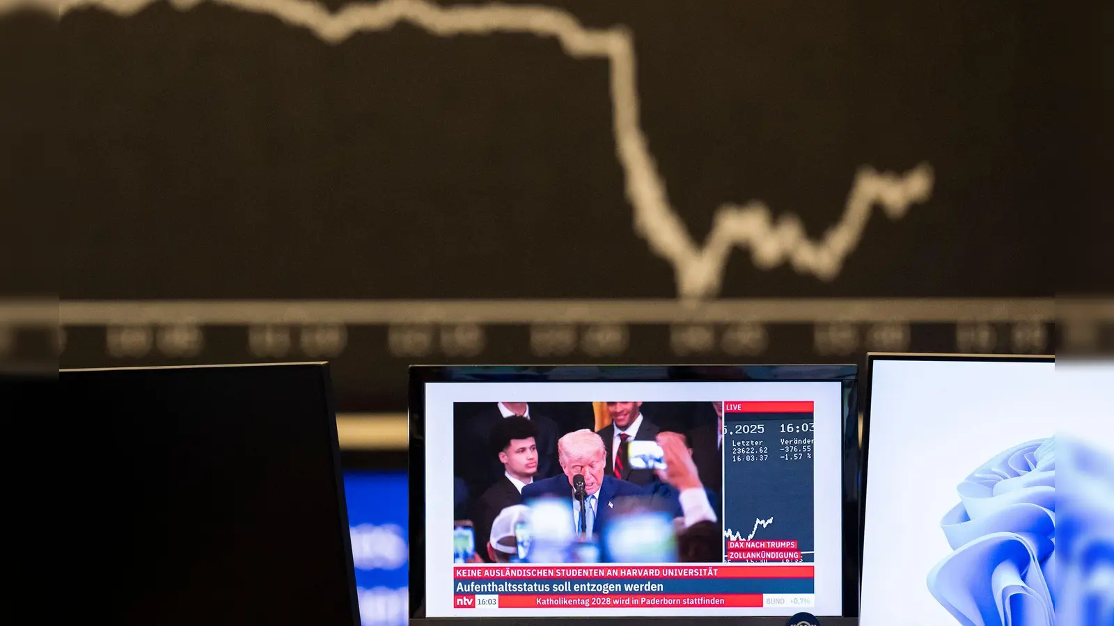 Nach Trumps Ankündigung rutscht der Dax ab.  (Foto: Boris Roessler/dpa)