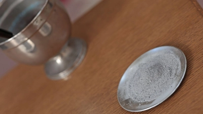 Mit Asche wird ein Kreuz auf die Stirn der Gläubigen aufgezeichnet. (Archivbild) (Foto: Matthias Bein/dpa)