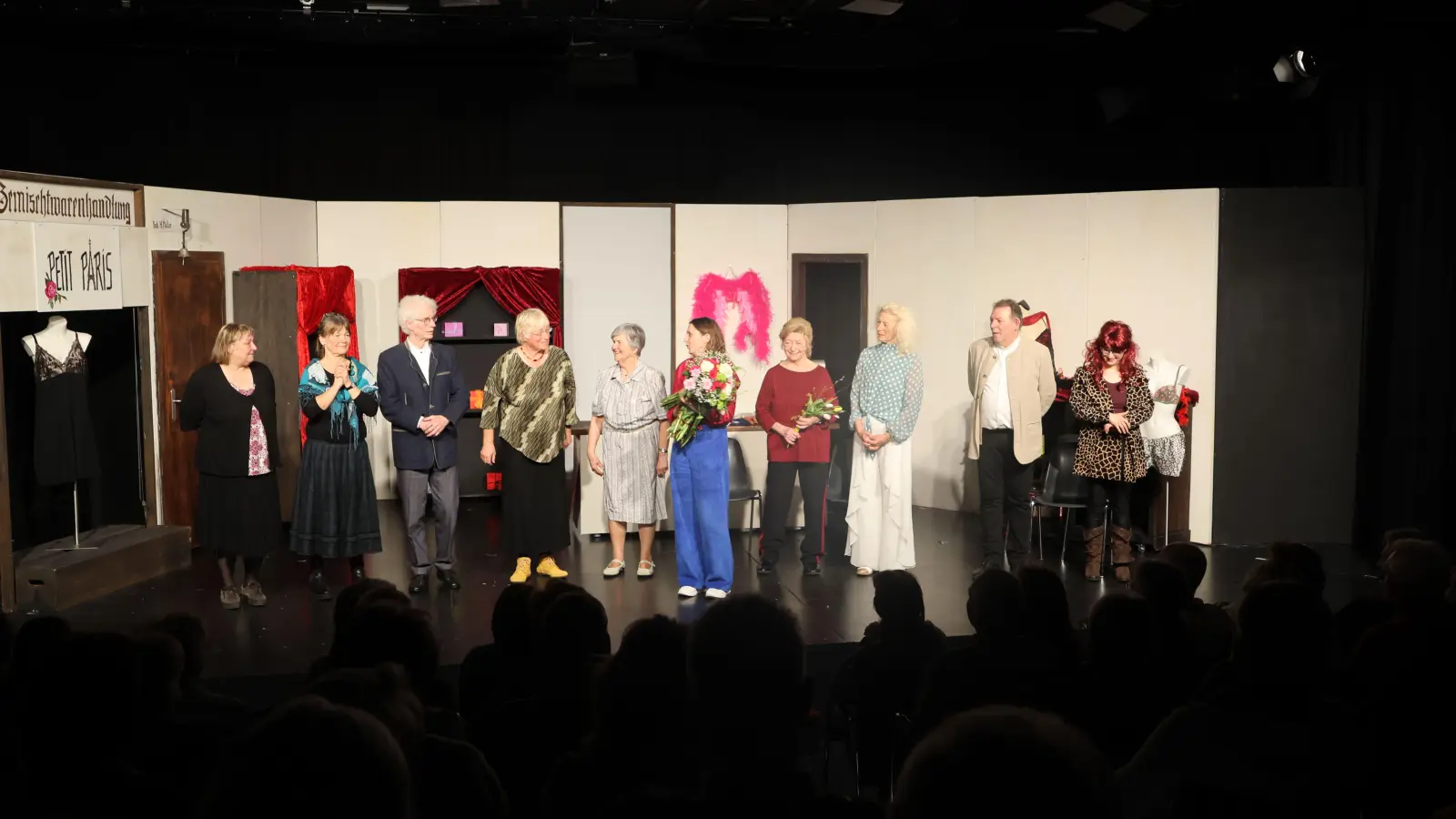 Nach der Premiere gab es von Regisseurin Margarit Ziellenbach (Fünfte von rechts) Blumen für die Mitwirkenden des Seniorenclubs „Rostfrei“. (Foto: Martina Haas)