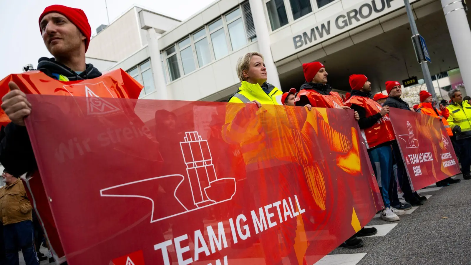 Metaller demonstrieren bei BMW für kräftige Lohnerhöhungen (Archivbild). (Foto: Lennart Preiss/dpa)