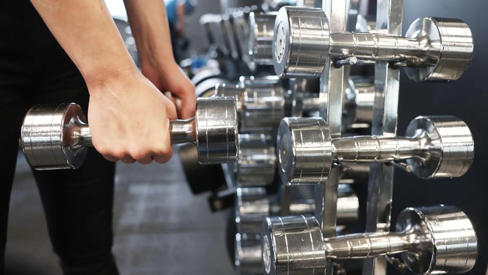 Statt sein Parkticket zu bezahlen, schloss ein Mann ein Fitnessstudio-Abo ab. (Symbolbild) (Foto: Oliver Berg/dpa)