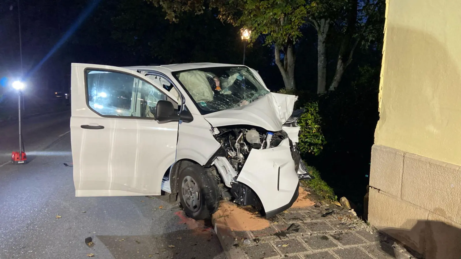 Sieben Menschen wurden verletzt, als eine Fahrerin aus Sonneberg /Thüringen ihren Kleinbus an eine Hauswand im oberfränkischen Sonnefeld setzte. (Foto: -/Polizei Oberfranken/dpa)