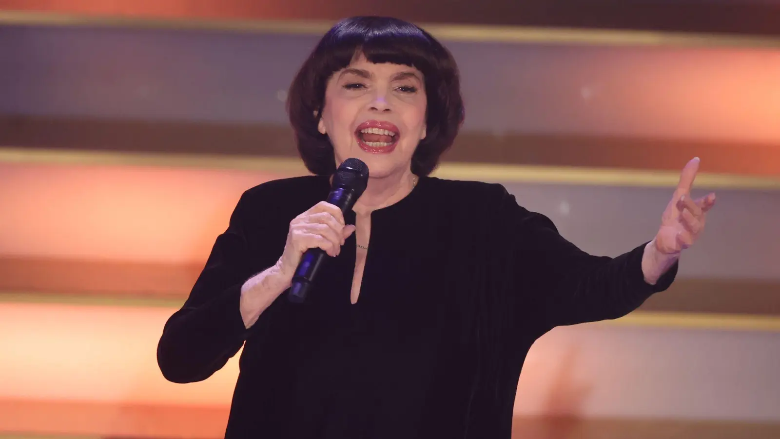 Eigentlich wollte die Chanson-Ikone kürzertreten (Foto: Bodo Schackow/dpa)