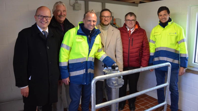 Der bayerische Umweltminister Thorsten Glauber (3.v.l.) und die anderen Teilnehmer (von links: Bürgermeister Reiner Hufnagel, der stellvertretende Landrat Reinhard Streng, Umweltminister Thorsten Glauber, die Landtagsabgeordneten Werner Stieglitz, CSU, und Harry Scheuenstuhl, SPD, sowie Heiko Moßhammer vom Wasserwirtschaftsamt) betonten die Bedeutung des Sees für die Sicherheit des Zenntals in den kommenden Jahrzehnten. (Foto: Yvonne Neckermann)