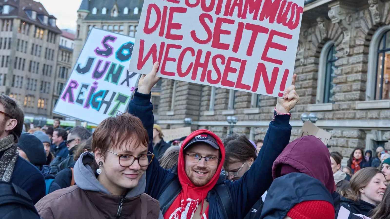 Die Demonstranten forderten: „Die Scham muss die Seite wechseln“. (Foto: Georg Wendt/dpa)
