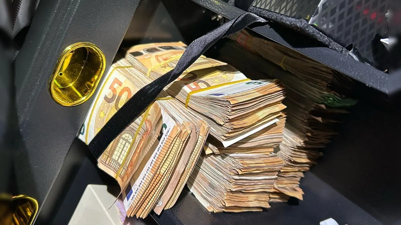 Bei einem Einsatz gegen Schwarzarbeit haben Ermittler auch größere Mengen Bargeld beschlagnahmt. (Foto: Hauptzollamt Köln/dpa)