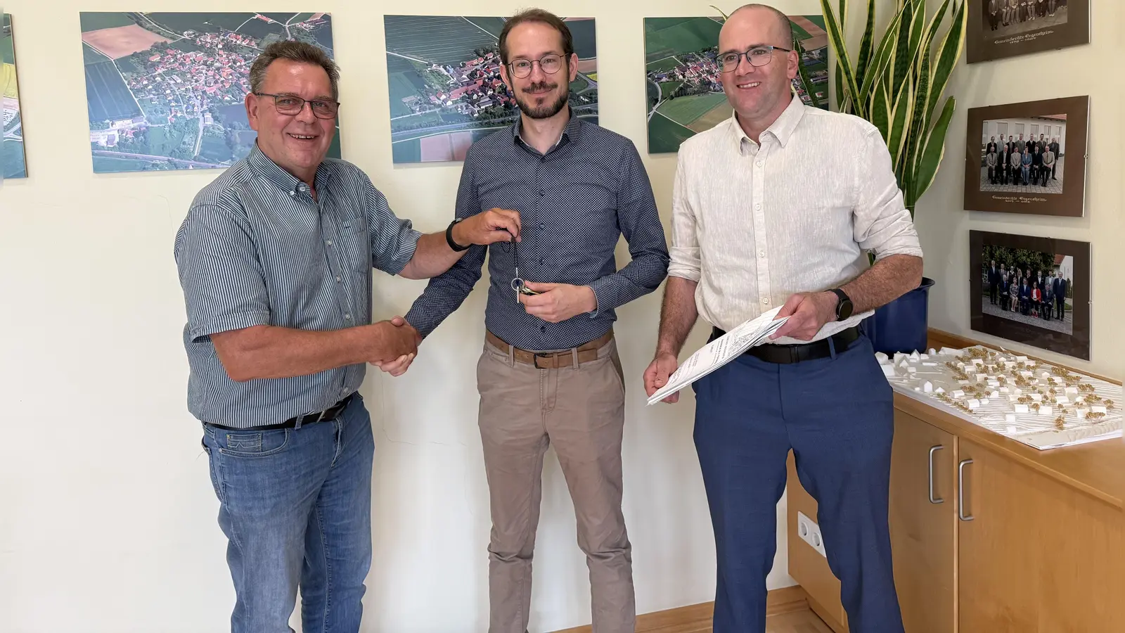 Bürgermeister Jörg Rabenstein (rechts) freute sich, dass Neuherberg mit Michael Scheller (Mitte) wieder eine Stimme hat und Dieter Förster (links) überreichte seinem Nachfolger zum Einstand die Schlüssel für das Dorfgemeinschaftshaus. (Foto: Sylvia Fehlinger)