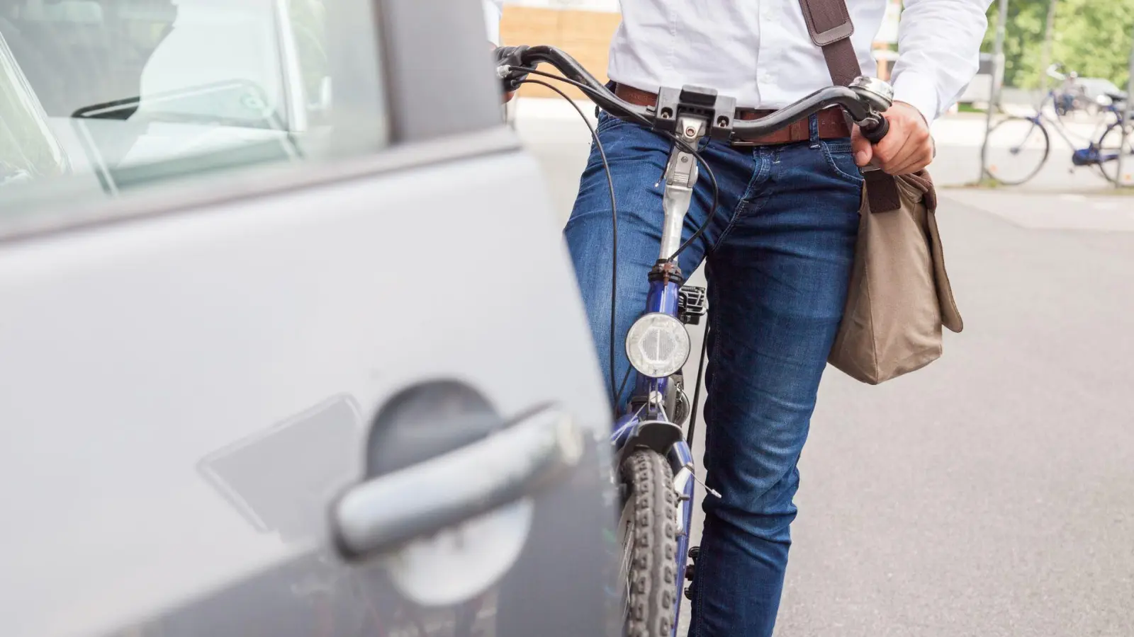 Viele Radwege führen an parkenden Autos vorbei. Mit Rücksicht und dem „Holländischen Griff“ sinkt die Gefahr von sogenannten Dooring-Unfällen.  (Foto: Christin Klose/dpa-tmn)