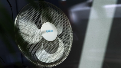 Im Büro aufgrund der Hitze einfach einen Ventilator aufstellen? Das geht nur, wenn der Arbeitgeber einverstanden ist. (Foto: Karl-Josef Hildenbrand/dpa/dpa-tmn)