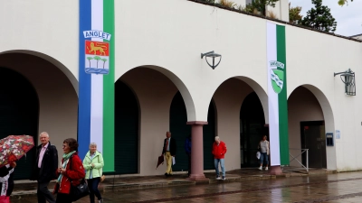 Zur Feier des 55-jährigen Bestehens der kommunalen Freundschaft war Anglets Rathaus 2023 mit den Wappen beider Städte geschmückt. (Archivbild: Oliver Herbst)